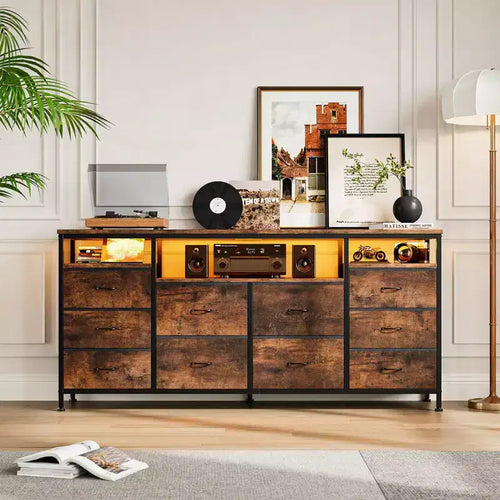 Commode à 10 tiroirs, meuble TV pour téléviseur de 75 pouces, meuble de rangement long en tissu de 160 cm de large, commode de chambre avec lumières LED et prises de courant